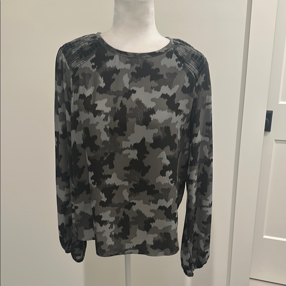 NWT Evereve Peyton Jensen Taya Smock Shoulder Blouse Sz M